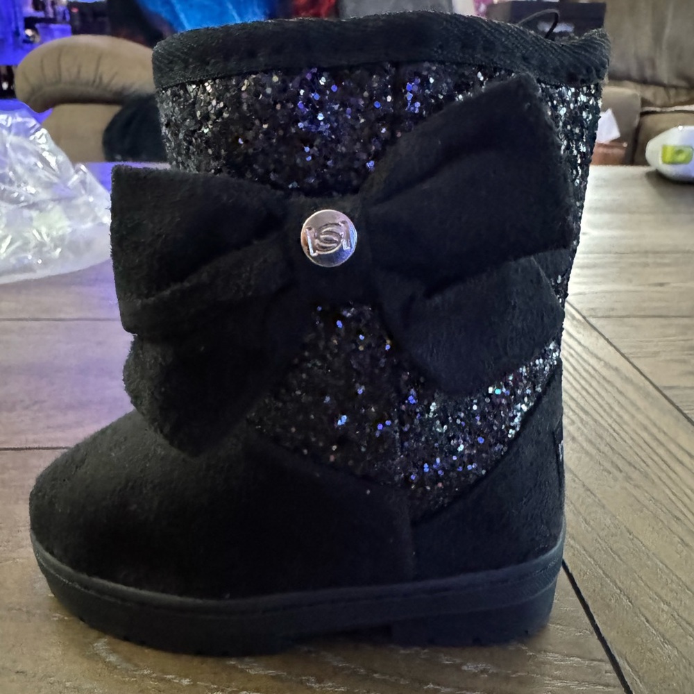NWT Glitter Bow Faux Fur Lined Winter Boot